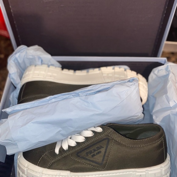 PRADA WOMENS SHOE - Picture 2 of 4